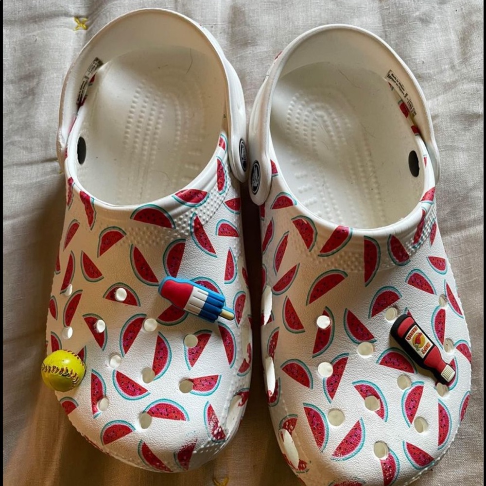Crocs. Size M2 W4